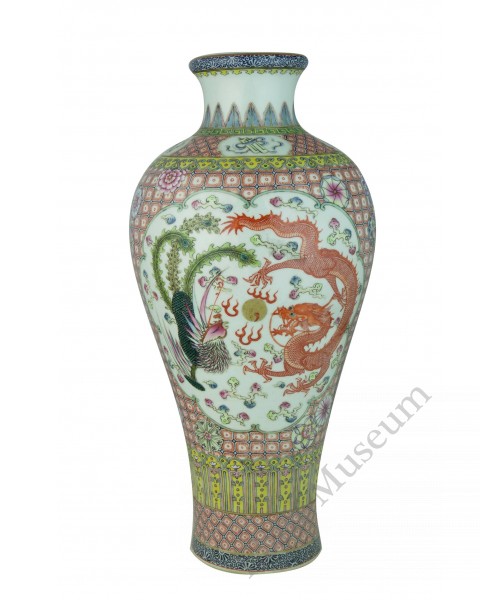 1178 A fengcai vase playing dragon and phoenix décor   