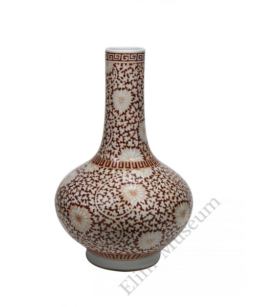 1215 A Qing iron-red scrolling flower vase    