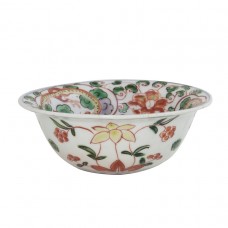 1076 A small blue-and-white and wucai bowl with floral decoration