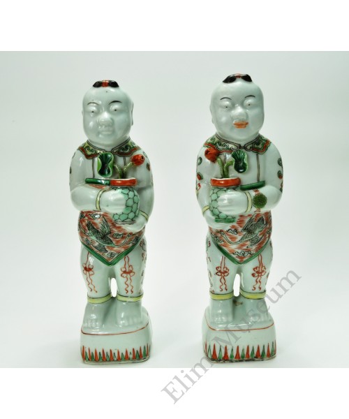 1136 A pair of Wucai painted lotus-boy  status 