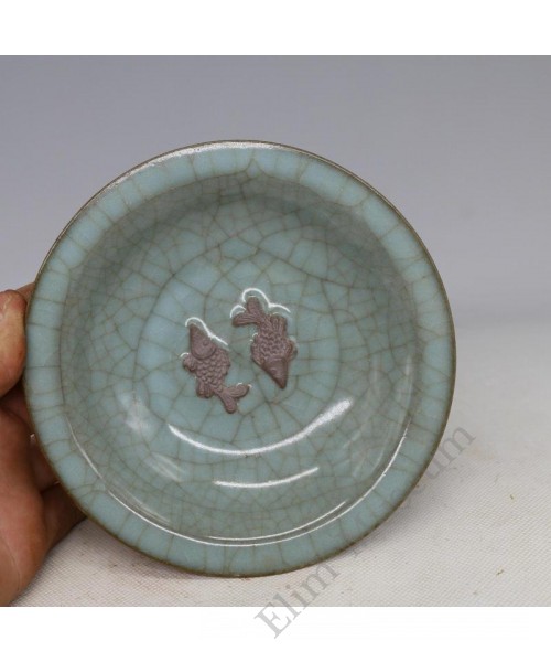 1382 A Guan-Ware molded two fishes dish