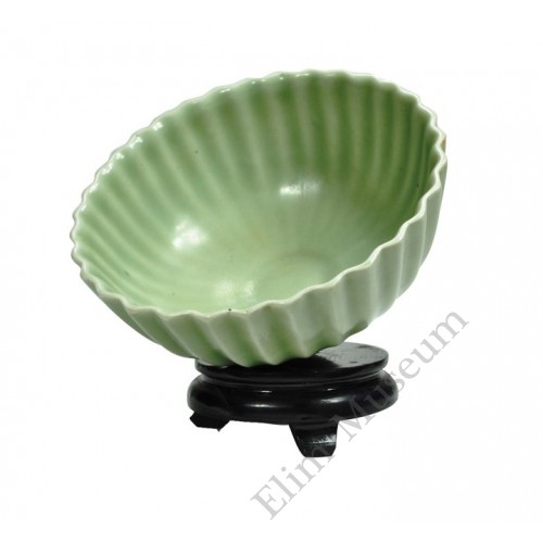 1149 A Song Longquan celadon bowl in lotus shape