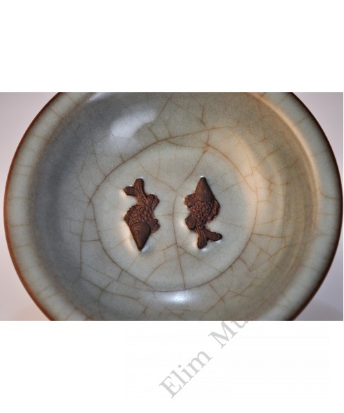 1515 A blue Guan-ware fishes dish