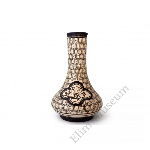 1551  A Cizhou-Ware long neck vase