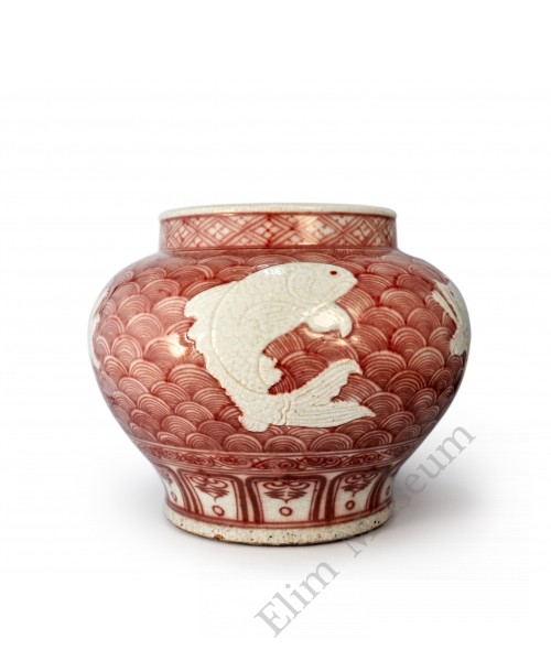 1559 AN UNDER-GLAZE RED POT DÉCOR WITH FIVE LOW RELIEFS FISHES