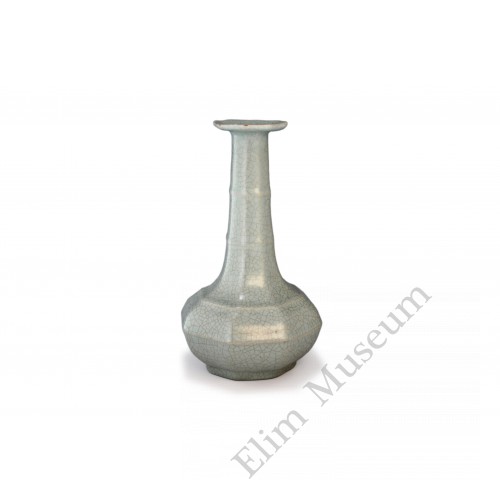 1579  A Ru-ware long-neck dish mouth vase  