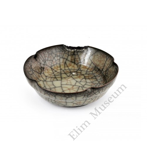 1590-2  A Ge-ware petals rim crackle bowl