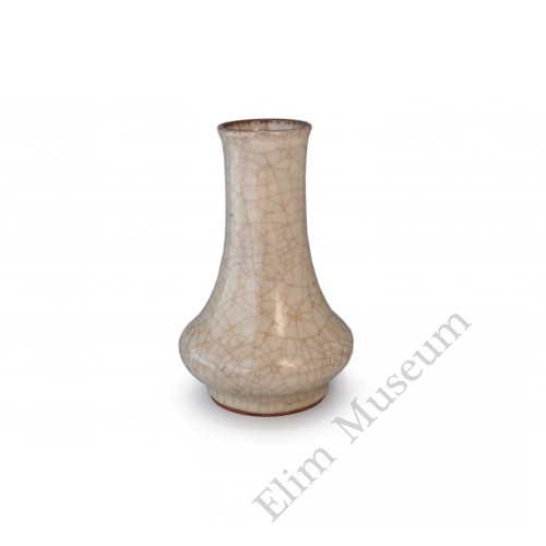 1593 A Ge-ware long-neck borneol crackle vase  