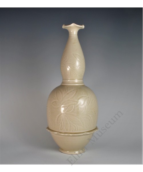 1601 A Ding-Ware white glaze carved lotus pattern gourd vase  