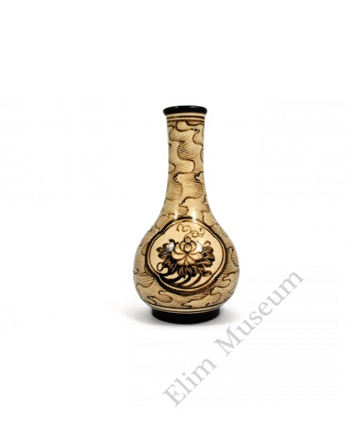 1610 A Jizhou-Ware lotus long neck vase  