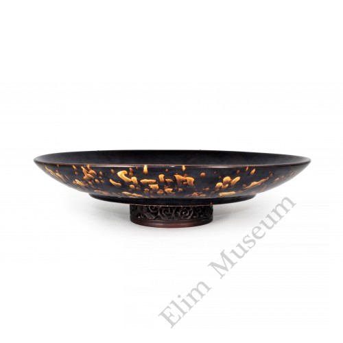 1614 A Jizhou-ware carved flower-fruits pattern charger	   