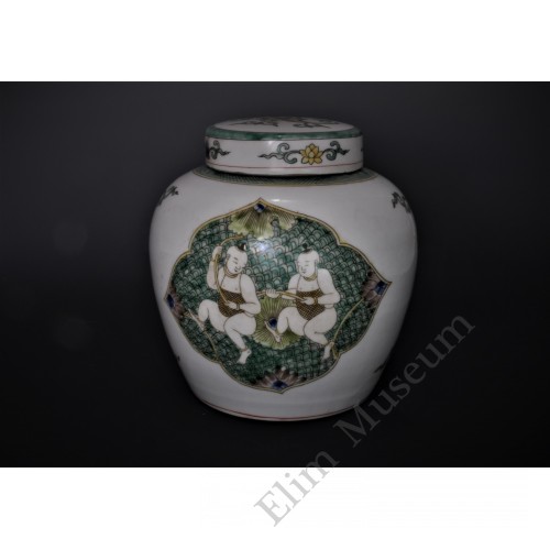 1637-2  A pair of famille San-cai lidded jars with "lotus & babe"  （2）