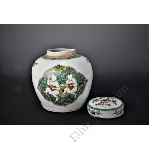 1637 A pair of famille San-cai lidded jars with "lotus & babe"  （1）