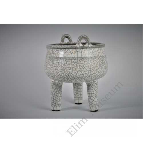 1641 A triple footed Ge glazed incense burner   