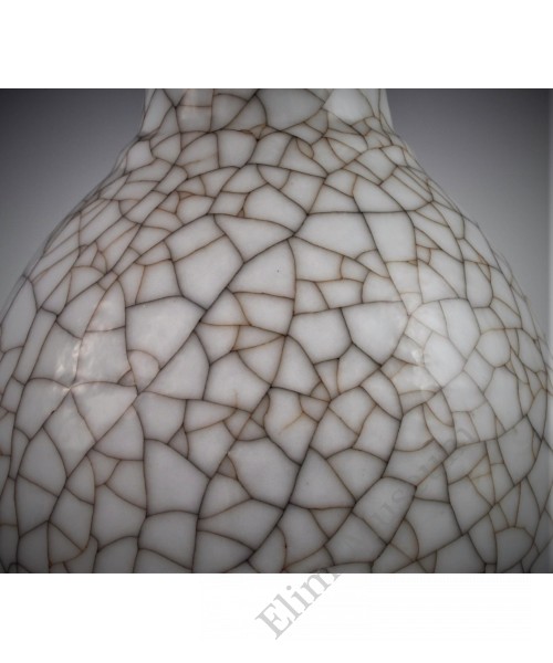 1644 A Ge glazed long neck crackle vase   