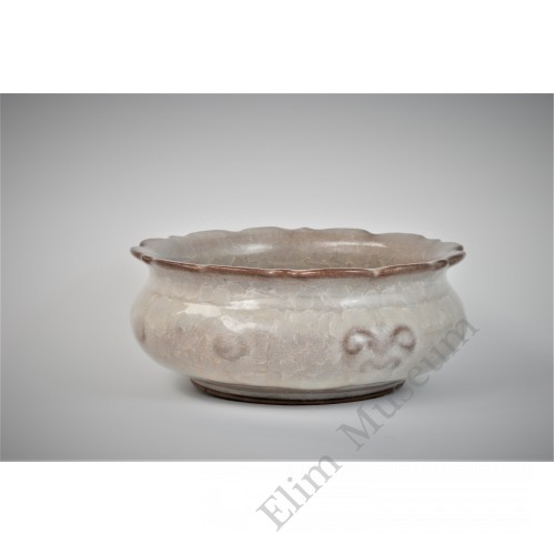 1649 A Ge-Ware lotus petals icy crackled brush washer