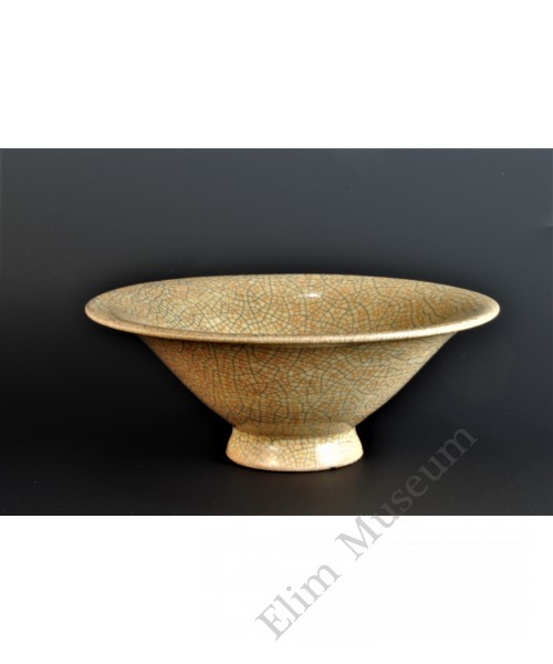 1688 A Ge-ware burnt-rice yellow glaze crackle conical bowl   