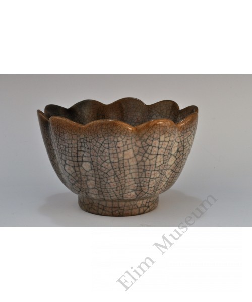 1704 A Geware lotus petals bowl  