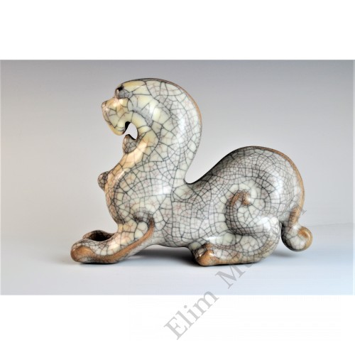 1720 A Ge-ware ivory glaze tiger-shaped paper weight  