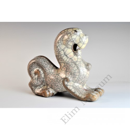 1720 A Ge-ware ivory glaze tiger-shaped paper weight  