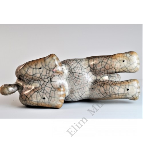 1720 A Ge-ware ivory glaze tiger-shaped paper weight  