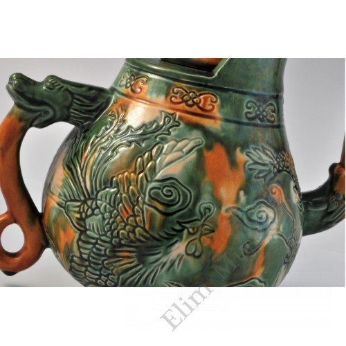 1721 A Sancai teapot incised with dragon & phoenix    