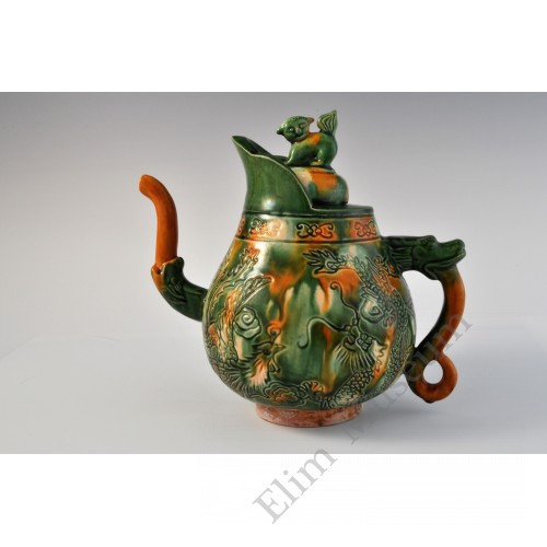 1721 A Sancai teapot incised with dragon & phoenix    