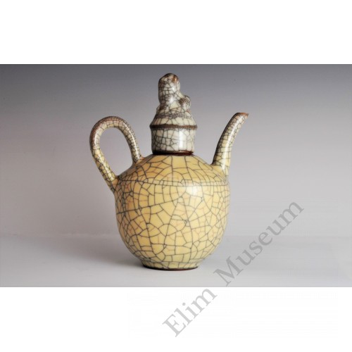 1722 A stoneware ewer with ivory crackle glaze    