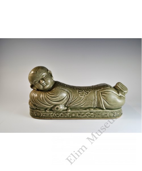 1723 A Yaozhou ware recumbent boy-shaped pocelain pillow