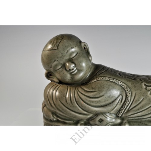 1723 A Yaozhou ware recumbent boy-shaped pocelain pillow