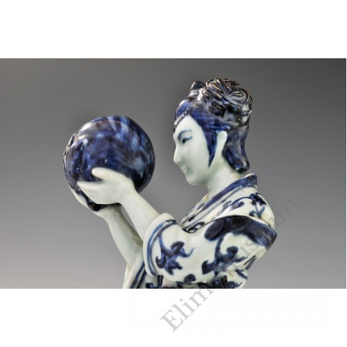 1727  A underglaze blue statue of a Court Maid holding a peach