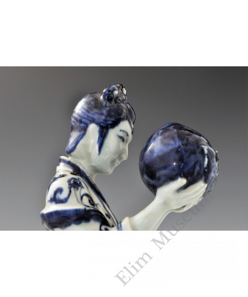 1727  A underglaze blue statue of a Court Maid holding a peach