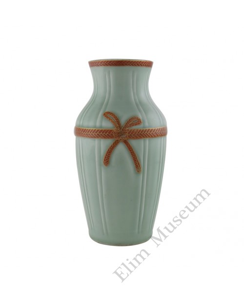 1181  A Qian-long red ribbon knot celadon vase