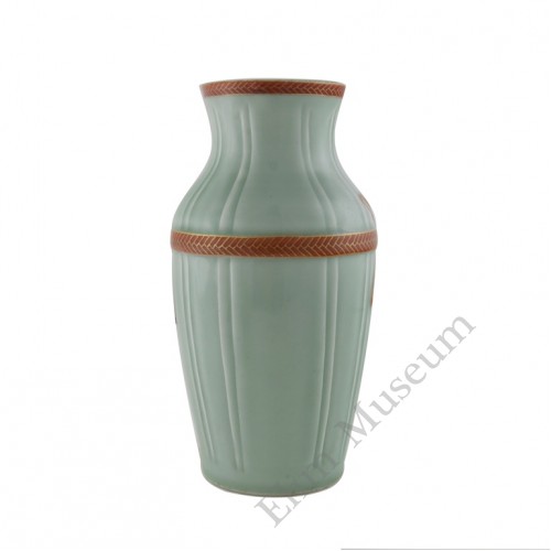 1181  A Qian-long red ribbon knot celadon vase