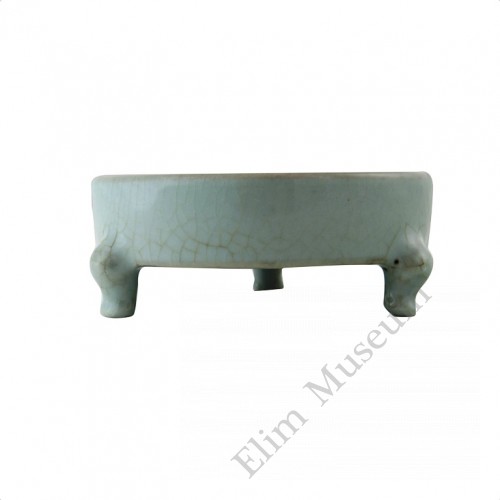 1182   A Qian-long Ru-glaze triple legs brush washer 