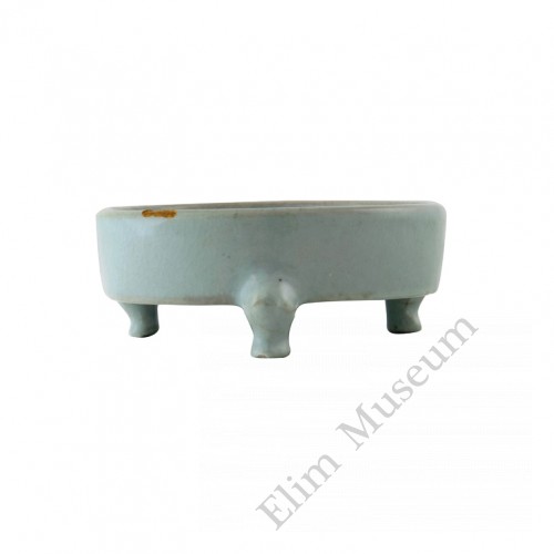 1182   A Qian-long Ru-glaze triple legs brush washer 