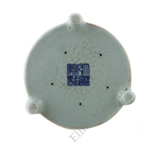 1182   A Qian-long Ru-glaze triple legs brush washer 