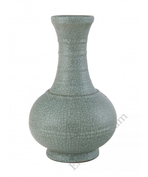 1190  A Qing Dynasty Qian-long period Ge-glaze vase