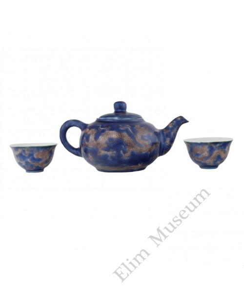 1196  A Kang-Xi sapphire blue engraved teapot 