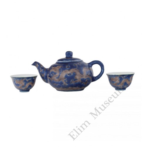 1196  A Kang-Xi sapphire blue engraved teapot 