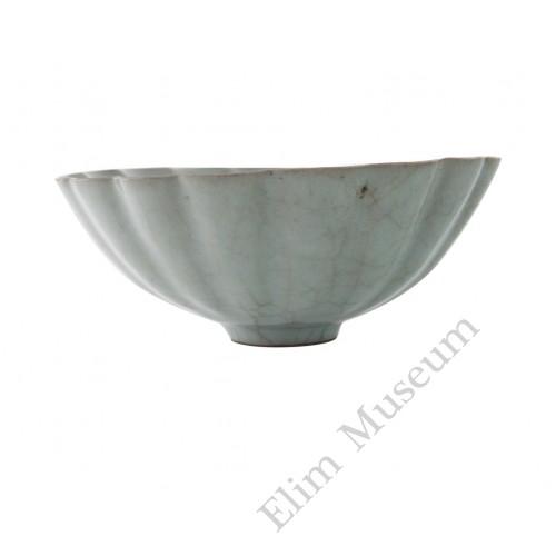 1245  A Song Dynasty Guan-Ware grey green 18 petals bowl