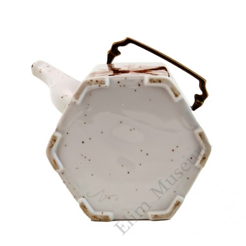 1044  A export Brown & White hexagonal shape teapot   