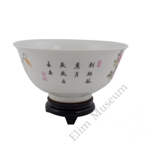 1055   A Pair of Falangcai bowls pheasants & aloe 