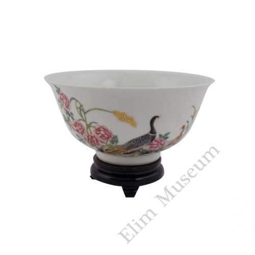 1055   A Pair of Falangcai bowls pheasants & aloe 