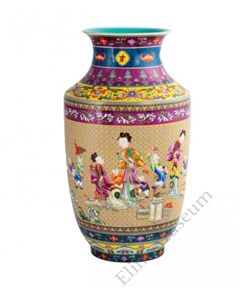 1056  A Qian-Long Yangcai lantern vase 