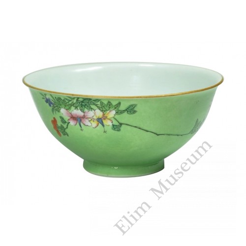 1063  A Qianlong Fengcai bowl décor with flowers