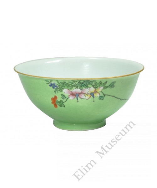 1063  A Qianlong Fengcai bowl décor with flowers