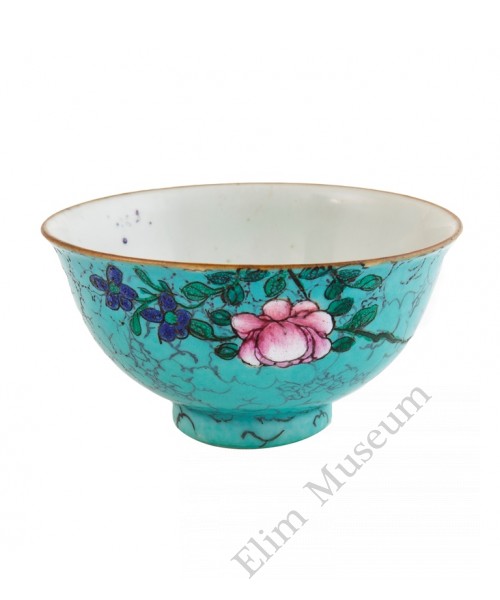 1066  A Qian-Long turquoise glaze bowl with florist