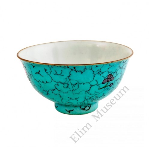 1066  A Qian-Long turquoise glaze bowl with florist