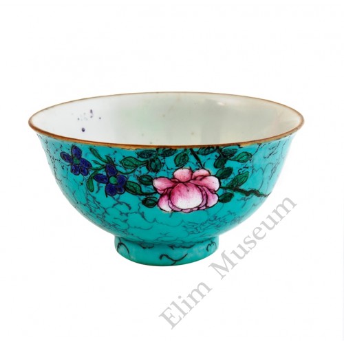 1066  A Qian-Long turquoise glaze bowl with florist